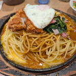 パスタ・デ・ココ - 料理写真:でらパリチキ目玉スパ、スパイシー、2L、鉄板、セットサラダ