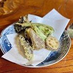 そばきり 吾妻路 - 野菜の天ぷら。茄子・蓮根・ピーマン・南瓜・スナップエンドウ・舞茸・こんにゃく。抹茶塩でいただきます。