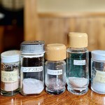 そばきり 吾妻路 - お蕎麦は、5種類の塩でも味わえます。