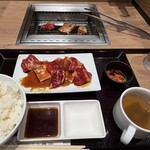 お肉屋さんのひとり焼肉 イオンタウン豊中庄内店 - 