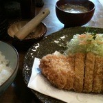 特ロース定食　味噌汁も漬物もボリュームあり。