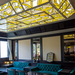 喫茶室 やすらぎ - グリーンとイエローのレトロモダンな店内