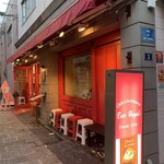 エスト・ローヤル - 目立つピンク色のお店