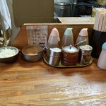 麺 高はし - 卓上調味料ラインナップ