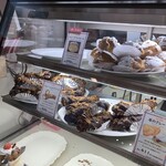 エスト・ローヤル - シュー・シュルプリーズが多めに陳列されていました。