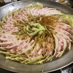 もつ鍋 やましょう 博多本店 - やましょう鍋、豚肉と白菜のミルフィーユ鍋。