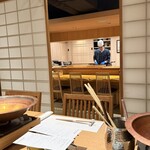 知多家 - カウンターが見えました。配膳の準備に使っているようでお客さんは座っていませんでした。