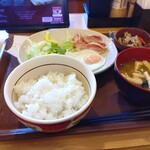 すき家 - 料理写真:ベーコンエッグ朝食ご飯小420円