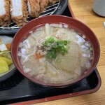 とんかつ 栄ちゃん - 豚汁。具だくさんで美味しいです。