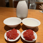 手打ちそば 舞鶴 - 〆張鶴（熱燗）　御通しの梅水晶