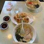 餃子会館 - 料理写真:もしもしラーメン700円、焼餃子600円