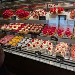 サイサイカフェ - ケーキ　ショーケース　いちごがいっぱい