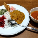 カラピンチャ - メインはエビのカレーは別皿のカレーのセット 1,500yen