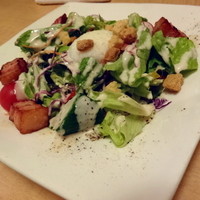 個室ふぐかに料理 磯笛 - 厚切りベーコンのシーザーサラダ