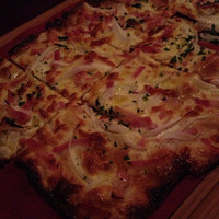 フランス家庭料理  グランダミ - 薄いピザっぽいなにか。おいしゅうございました。