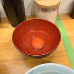 らーめん護什番 - 赤みが強い生卵70円　溶いてすき焼きのように麺をダイブさせて食べるといい