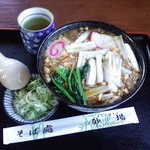 Sunaba - たぬきそば(580円)。たぬきそばとしてはかなり麺量が多いのでお腹は満足。嬉しいのは、薬味のネギがたんまり盛られて出てきたこと。短冊のネギもたっぷりだしイイね。かまぼこ、ナルトも入ってる