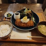 かごしま食堂 あじとみ - チーズかつ定食。一般的女性客にとっては十分な量です。