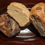 ベーカリーミッドモースト - 左から ダブルショコラ、ビスケット、ベーグルの断面