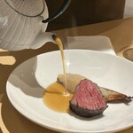 Ecru 117 - 鳥取和牛オレイン55 イチボの炭火焼き
      牛のコンソメ仕立て