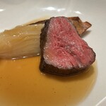 Ecru 117 - 鳥取和牛オレイン55 イチボの炭火焼き
      牛のコンソメ仕立て