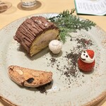 Ecru 117 - ブッシュドノエルとお茶菓子
      ブッシュドノエルの中にはチョコレートと栗
      キノコの形のメレンゲ、苺のサンタ
      ビスコッティ