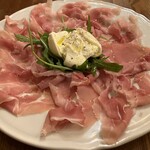 ヴォメロ - イタリア産ブッラータチーズと生ハムの盛り合わせ