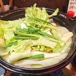 四万十 湯島店 - 具材投入。