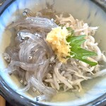 しらすや - 小鉢の生と釜揚げ合盛り