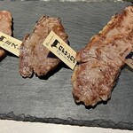 国産熟成焼肉 肉バル ドウラクコリーダ - 5種盛り合わせ(左:ミスジ、中央:カタサンカク、右:サーロイン)