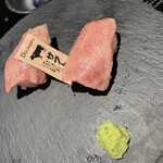 国産熟成焼肉 肉バル ドウラクコリーダ - 霜降り肉寿司（ザブトン） 2貫