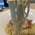 宍道湖しじみ中華蕎麦 琥珀 東京本店 - ツルツルの中細ストレート麺