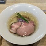 宍道湖しじみ中華蕎麦 琥珀 東京本店 - 芽ねぎの緑が映える美しいビジュアルです。