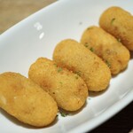 スペイン酒場ウニコ - ・生ハム入りコロッケ 462円/税込