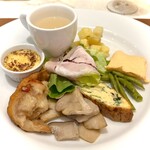 トラットリア チェーロ - 前菜の盛り合わせ（ランチコース1300円税込み）