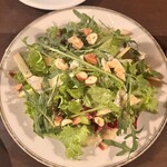 ローヌ - ブルーチーズやナッツ、お酒が進むサラダ