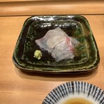 鮨 匠海 - 三河湾の真鯛。朝〆で歯ごたえももちもちで楽しんで欲しいって。背と腹の食べ比べ。かぼす醤油と山葵でさっぱり頂きました。