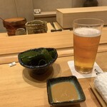 鮨 匠海 - 生ビールスタート。ど偉く肉厚大ぶりな三陸のワカメを酢味噌でちくちくいただきます。このワカメはなんとオカワリできます。