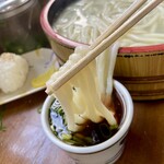 釜あげうどん 長田 in 香の香 - お出汁が溢れてまうくらいにたっぷりと