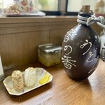 釜あげうどん 長田 in 香の香 - うどん到着前のお出汁とおにぎり