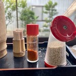 釜あげうどん 長田 in 香の香 - 卓上の胡麻・一味