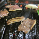 焼肉鴻漸 - 余分な油は落ちます。