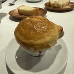 カステロ ヌォーボ - 3皿目
      イタリア産兎と比内鶏のミネストローネのポットパイ。