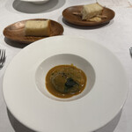 カステロ ヌォーボ - 5皿目
      ほうれん草で包んだ虎ふぐの白子と福井サーモン、ベシャメルソースのシューファルシー、アメリケーヌソース。