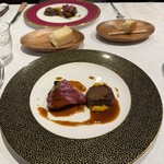 カステロ ヌォーボ - 6皿目
      牛フィレを伊豆の鹿肉のカツレツ、ニンジンのピューレ、牛蒡のコンフィ。