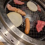 焼肉 淀屋橋 牛の膳 - 1人はスープランチなので、残り3人分焼くにはギリギリのスペース。