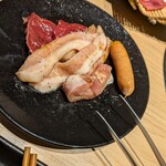 焼肉 淀屋橋 牛の膳 - ミックスランチ2,050円(ご飯、スープ、サラダに副菜つき)※鶏とウィンナー、玉ねぎが既に焼かれています。同僚のオーダー。肉量160g(豚トロ、赤身2種、鶏、ウィンナー)