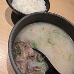 焼肉 淀屋橋 牛の膳 - テールスープランチ1,180円(サラダつき)✨️同僚のオーダー。ご飯少なめ。テールを寄せてもらいました。お肉たっぷりに見えます♪意外と薄めのお味だったそう。