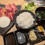 焼肉 淀屋橋 牛の膳 - 焼肉ランチ 1,820円✨️お肉140g分(タン3枚と本日の赤身3枚ずつ)にご飯(普通盛り)とスープ、サラダに副菜(もやしのナムル、豆腐、キムチ)付き。ハラミとカルビっぽいです。