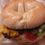 マルイチベーグル - プレーンベーグルにカボチャと豆のサラダ＆サーモンクリチ♪